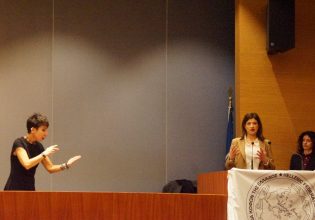 Νοτοπούλου: Η χειλεανάγνωση και το πρόβλημα υγείας που αντιμετωπίζει – «Είμαι μεταγλωσσικά βαρήκοη»