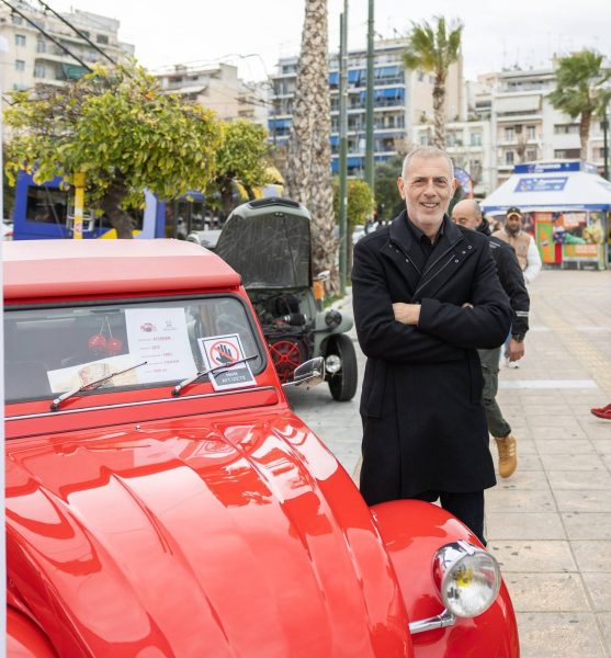 Κλασικά αυτοκίνητα, στολίδια άλλων εποχών θαύμασαν οι επισκέπτες στο Πασαλιμάνι