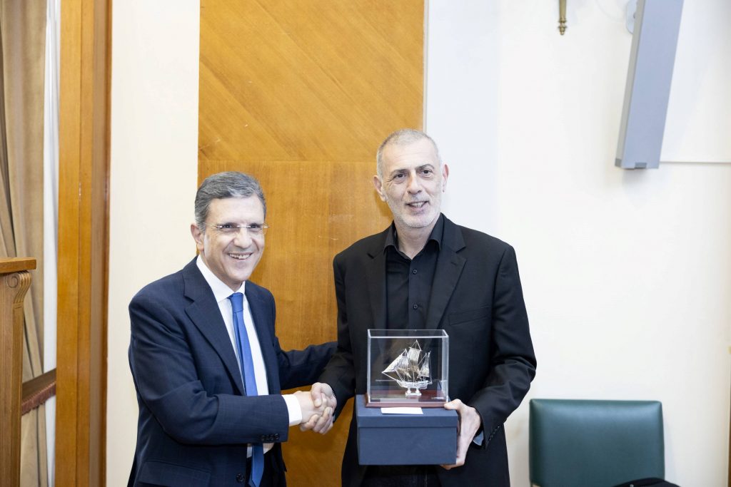 Τιμητική βράβευση του Δημάρχου Πειραιά Γιάννη Μώραλη