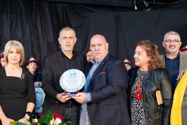 Βράβευση του Δημάρχου Πειραιά Γιάννη Μώραλη και του Προέδρου της ΠΑΕ Ολυμπιακός Βαγγέλη Μαρινάκη