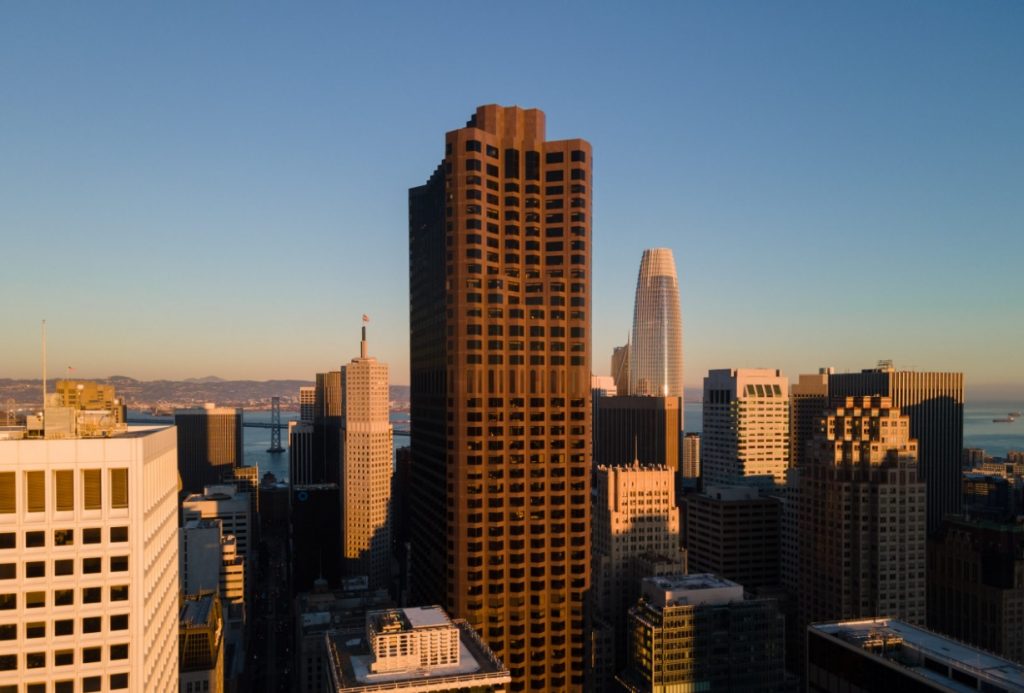 Από τα συντρίμμια στο επίκεντρο της κρίσης ακινήτων – Η τράπεζα που ανησυχεί τους επενδυτές