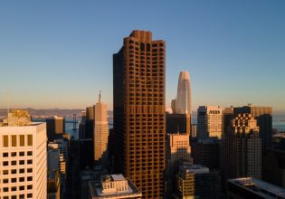 Από τα συντρίμμια στο επίκεντρο της κρίσης ακινήτων – Η τράπεζα που ανησυχεί τους επενδυτές