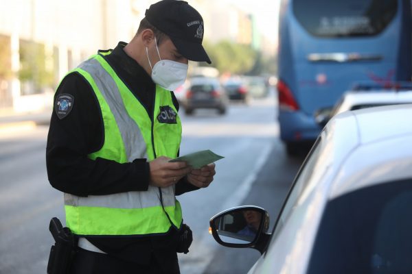 «Θα παρκάρω όπου γουστάρω» – Πώς αντέδρασε οδηγός σε προειδοποιητικό σημείωμα του δήμου Λάρισας