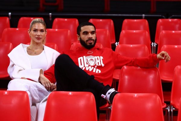 Μήτρου-Λονγκ: Έκλεψε την παράσταση το φιλί με την εντυπωσιακή σύντροφό του (pics)