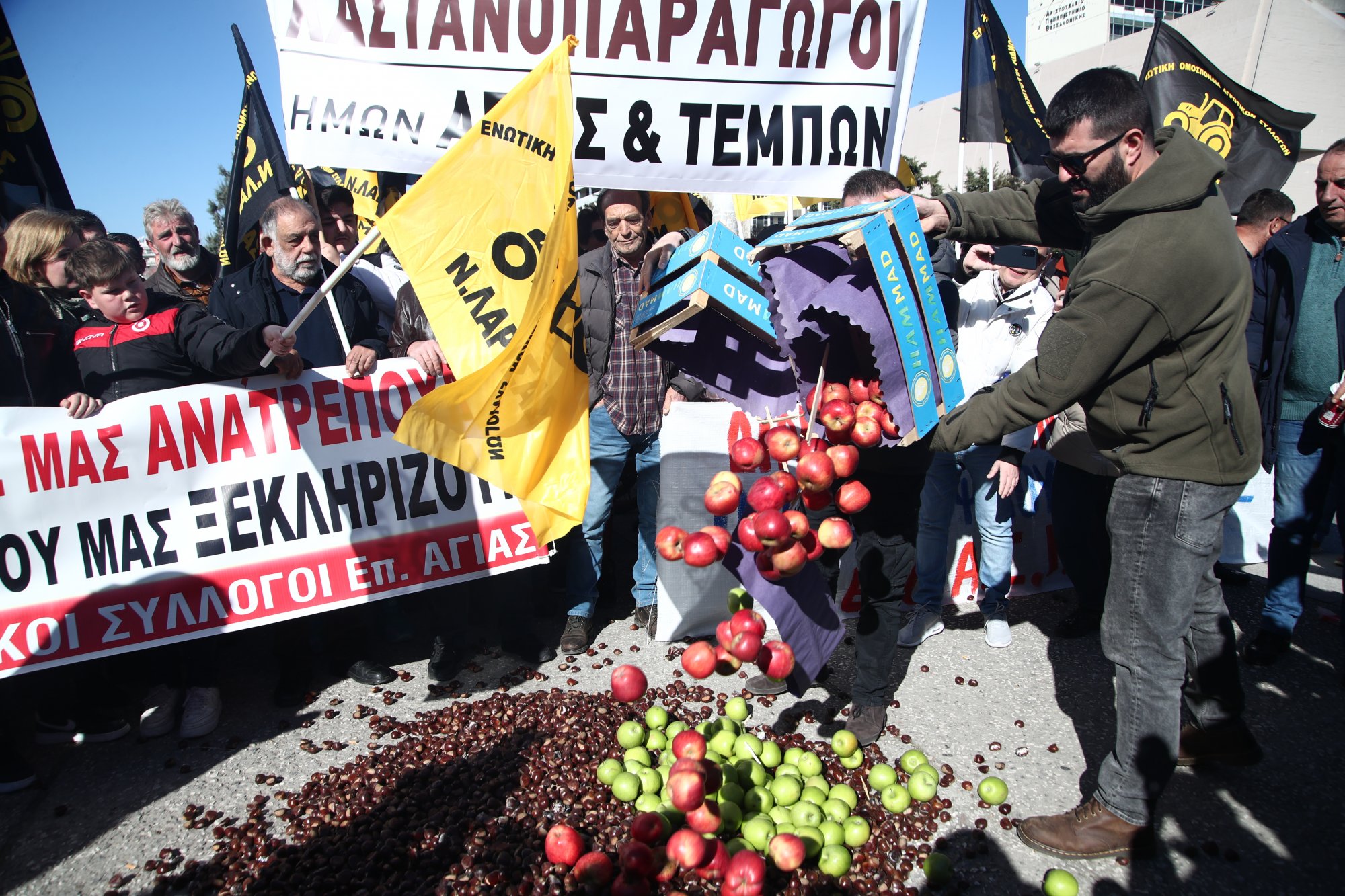 Μαστίγιο και καρότο στους αγρότες από την κυβέρνηση - Στη Λάρισα μεταφέρεται το κέντρο αγώνα