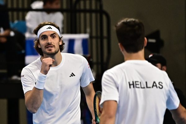 Στέφανος και Πέτρος Τσιτσιπάς «σφράγισαν» την πρόκριση για την Ελλάδα (2-1, vid)