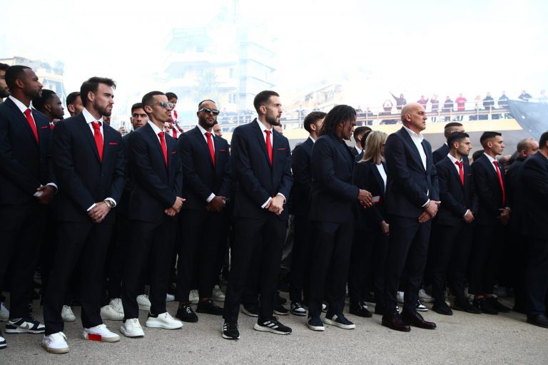 Πλήθος κόσμου στο μνημόσυνο της Θύρας 7 – Παρών ο Βαγγέλης Μαρινάκης και η πρώτη ομάδα του Ολυμπιακού (pics)