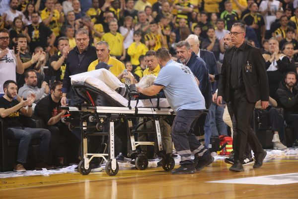 Λιποθύμησε οπαδός του Άρη κατά τη διάρκεια του ντέρμπι με τον ΠΑΟΚ (vid)