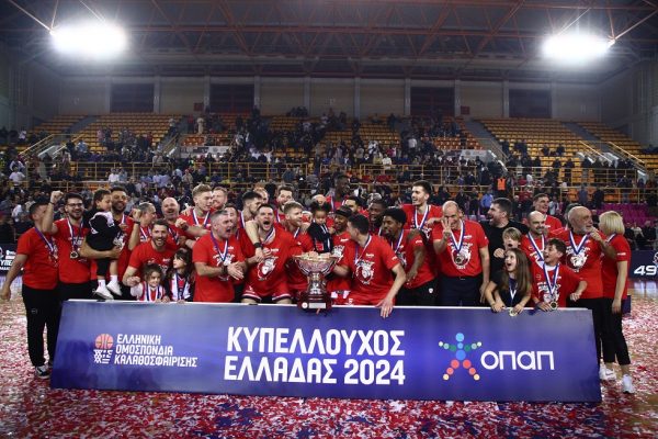 Η απονομή του Κυπέλλου στον Ολυμπιακό (vid)