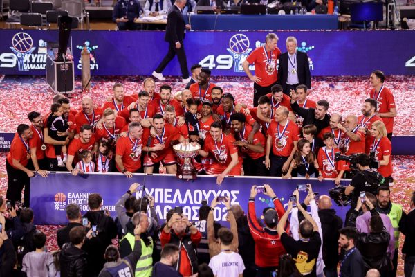 Η… άλλη οπτική της κατάκτησης του Κυπέλλου από τον Ολυμπιακό μέσα από την «ερυθρόλευκη» παρακάμερα (vid)