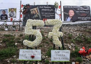 Δυστύχημα στα Τέμπη: Ανείπωτος o πόνος στο ετήσιο μνημόσυνο για τους 57 νεκρούς