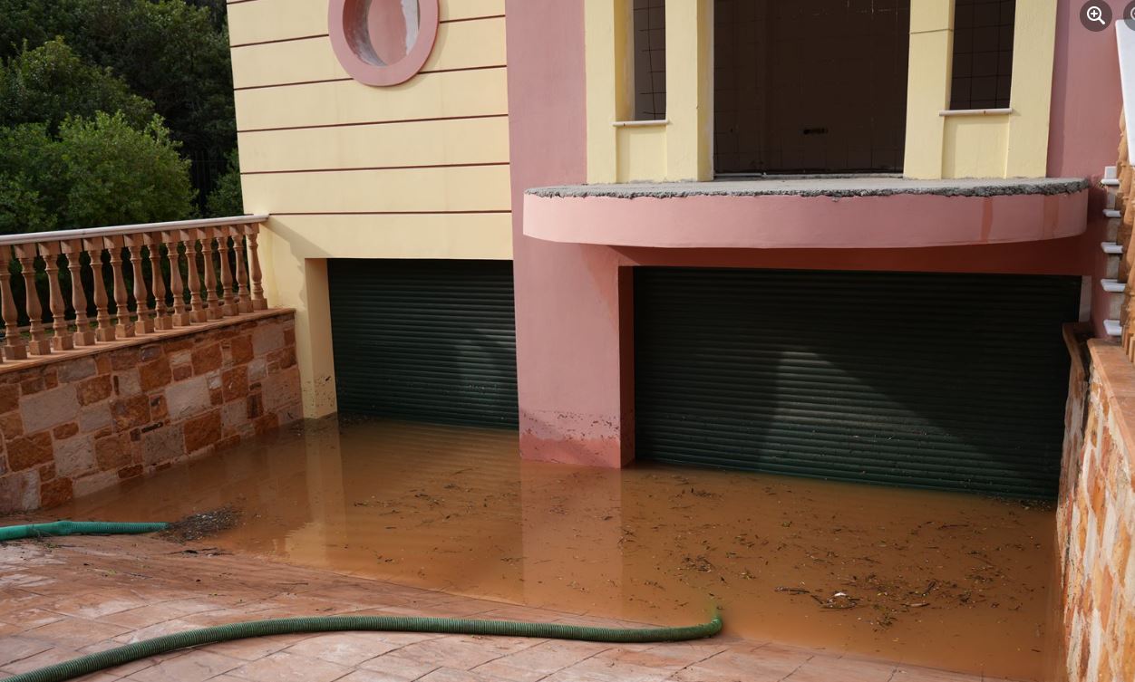 Χίος: Πλημμύρισαν σπίτια - Έπεσε χαλάζι στον Κάμπο - Κατέρρευσε ετοιμόρροπο κτίριο