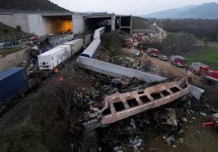 «Δεν την δεχόμαστε την αμέλεια» – «Ξεσπά» συγγενής θύματος του δυστυχήματος στα Τέμπη
