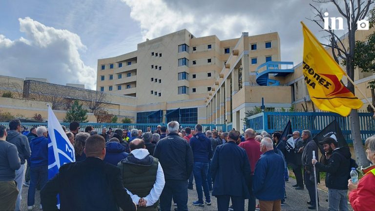 Διαμαρτυρία οδηγών ταξί έξω από το υπ. Μεταφορών – Δείτε φωτογραφίες και βίντεο