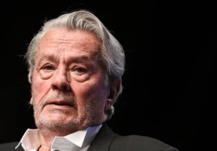 Κατασχέθηκαν πάνω από 70 πυροβόλα όπλα και 3.000 σφαίρες σε έρευνα στο σπίτι του Αλέν Ντελόν