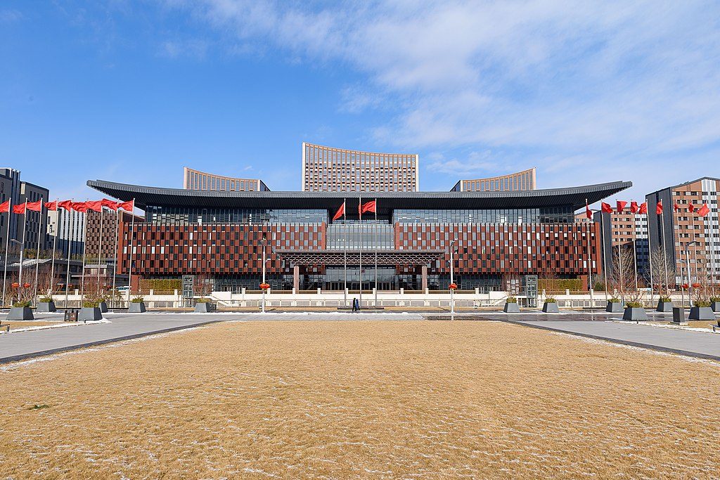 Η Κίνα χτίζει… σοσιαλιστικά «παλάτια» στην «άμμο» της Σιονγκάν