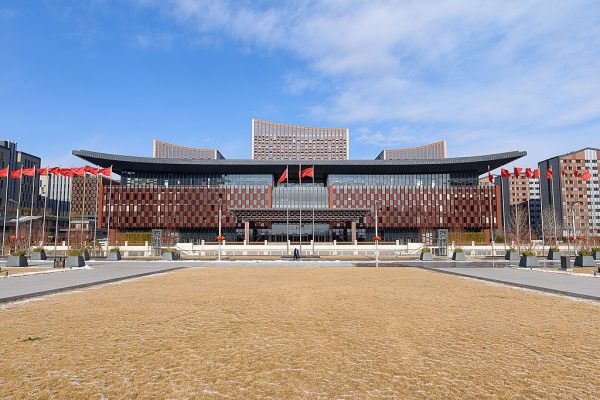 Η Κίνα χτίζει… σοσιαλιστικά «παλάτια» στην «άμμο» της Σιονγκάν