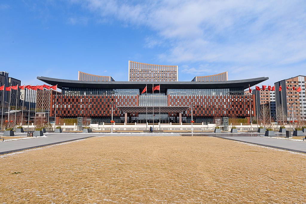 Η Κίνα χτίζει… σοσιαλιστικά «παλάτια» στην «άμμο» της Σιονγκάν