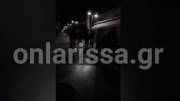 Λάρισα: Τον κλωτσάνε στο κεφάλι – Νέο βίντεο σοκ από τον ξυλοδαρμό του νεαρού