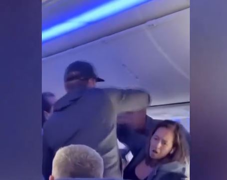 Χαμός σε πτήση – Έπεσε ξύλο ανάμεσα σε επιβάτες