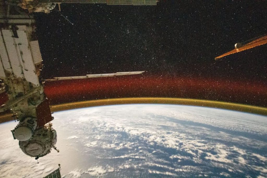 Φωταύγεια: Πολύχρωμα τόξα τυλίγουν τη Γη σε αυτή την εικόνα της NASA – Τι είναι;