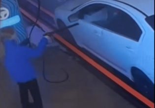 Απίθανο βίντεο: Η στιγμή που πελάτισσα «λούζει» την υπάλληλο με λεμονάδα και εκείνη ανταποδίδει με… νερό