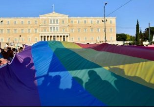 Στα μπλόκα σηκώνουν τη γροθιά, στη Βουλή χέρι για γάμο ομοφύλων, στο Μαξίμου το μαντήλι για τον χορό του Ζαλόγγου