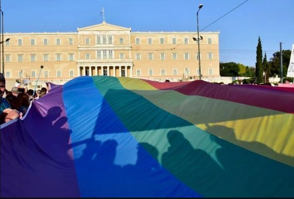 Στα μπλόκα σηκώνουν τη γροθιά, στη Βουλή χέρι για γάμο ομοφύλων, στο Μαξίμου το μαντήλι για τον χορό του Ζαλόγγου