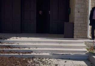 Καστοριά: Αγρότες πέταξαν κοπριά έξω από το κτήριο της Περιφέρειας [βίντεο]