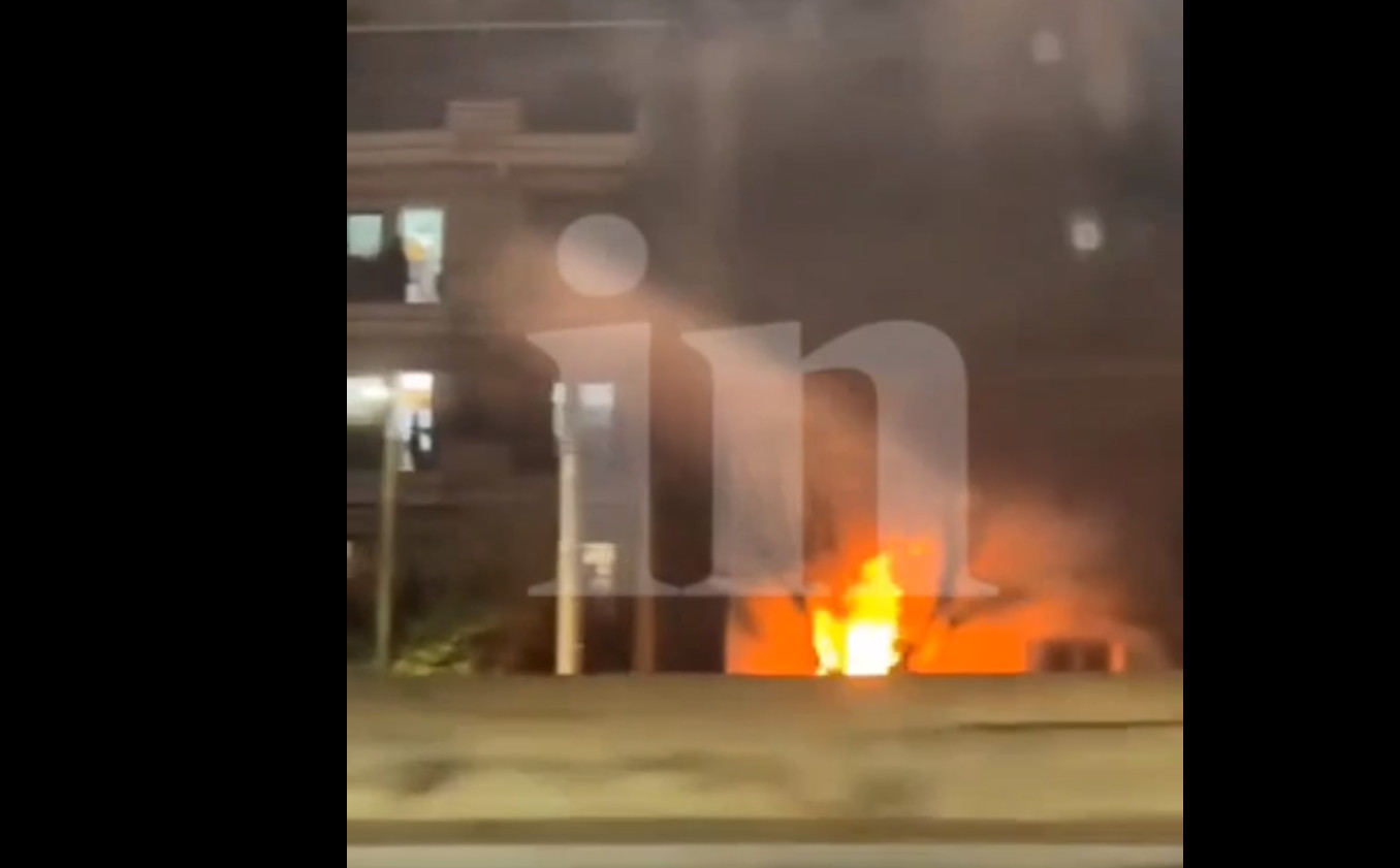 Φωτιά σε διαμέρισμα στους Αγίους Αναργύρους - Βίντεο ντοκουμέντο με τις φλόγες να «καταπίνουν» τα πάντα