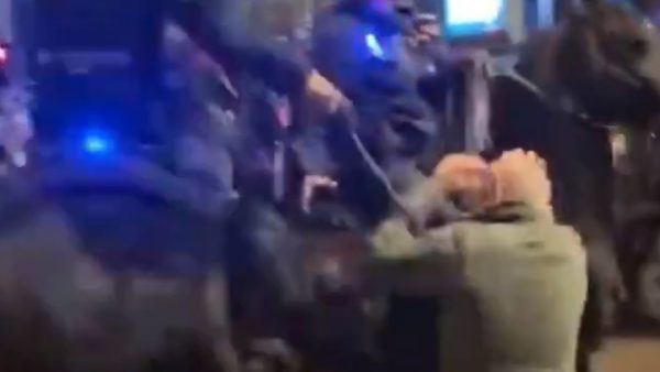 Ισραήλ: Αδιανόητη αστυνομική βία – Έφιππος αστυνομικός μαστίγωσε διαδηλωτή με καμουτσίκι 