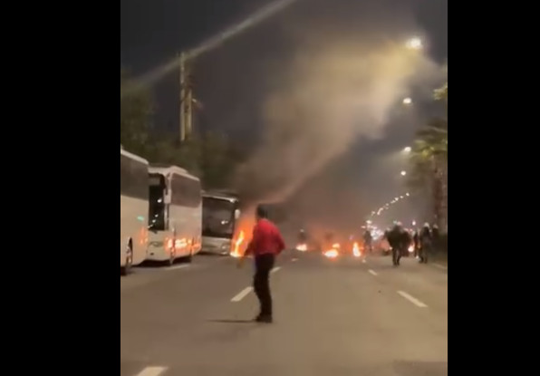 Επεισόδια έξω από τη Γεωπονική – Κλειστή η Λεωφόρος Αθηνών