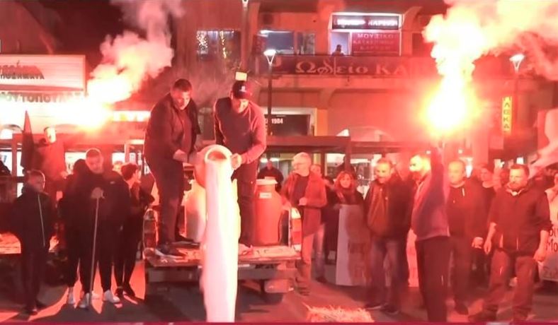 Αγρότες έριξαν γάλα και άχυρο στο κέντρο της Καρδίτσας – Θα διανυκτερεύσουν στην πλατεία της Λάρισας