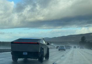 Τα αυτοκίνητα του Μασκ αντέχουν τις σφαίρες, αλλά όχι… περιττώματα πτηνών και βροχή!