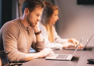 Τεχνητή Νοημοσύνη: Επί 175 ώρες «συνεργάστηκαν» οι Ευρωπαίοι εργαζόμενοι με εργαλεία όπως το ChatGPT το 2023