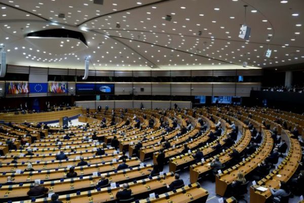 Η κυβέρνηση θέτει σε κίνδυνο τα ευρωπαϊκά κονδύλια - Τι αναφέρει το ψήφισμα-κόλαφος
