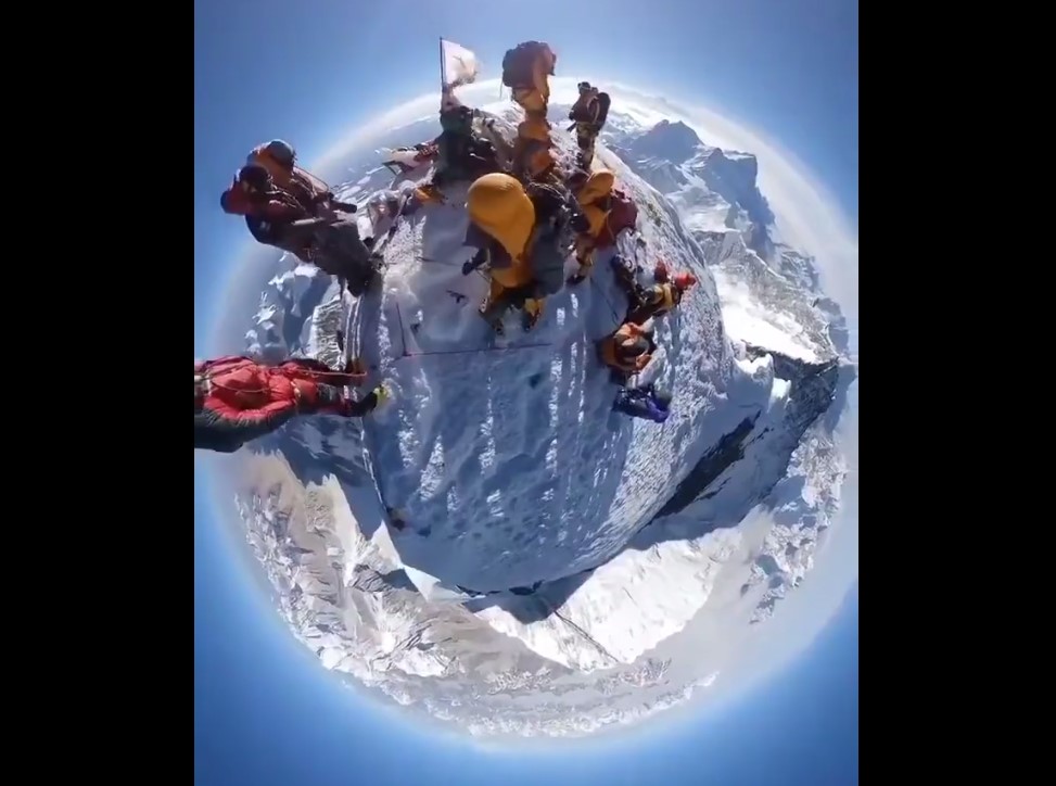 Έβερεστ: Η θέα από την κορυφή με πανοραμική κάμερα 360° που κόβει την ανάσα
