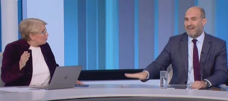 Επίθεση Μαρκόπουλου κατά δημοσιογράφου – «Επιβεβαίωσε την αντίληψη της ΝΔ για την ελευθερία του Τύπου»