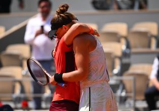 Κορυφαία τενίστρια ξέσπασε σε κλάματα την ώρα του αγώνα – Η αγκαλιά με την αντίπαλό της (vids+pics)