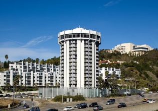 Αυτοκτονία σοκ – Βουτιά στο κενό για τη σύζυγο διάσημου παραγωγού του Χόλιγουντ