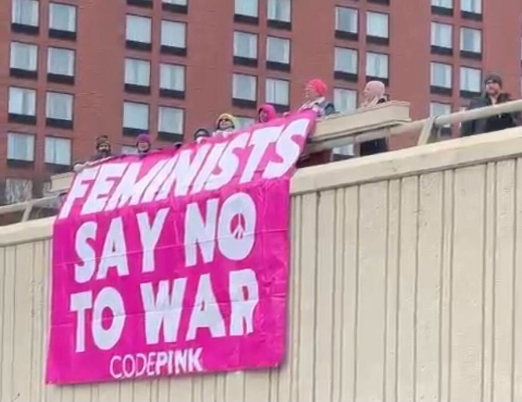 Οι φεμινίστριες λένε όχι στον πόλεμο: Καλούν την κυβερνήτρια Γουίτμερ να υποστηρίξει την κατάπαυση του πυρός