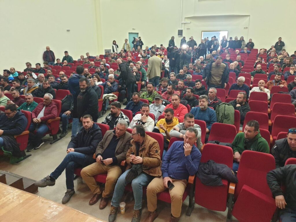 Αγρότες: Σε εξέλιξη η πανελλαδική σύσκεψη των αγροτών στη Νίκαια της Λάρισας