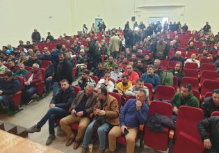 Αγρότες: Σε εξέλιξη η πανελλαδική σύσκεψη των αγροτών στη Νίκαια της Λάρισας