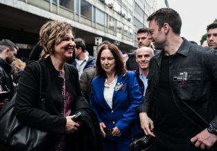 Χειραψία και ασπασμοί Κασσελάκη και Γεροβασίλη στην απεργία για τα Τέμπη