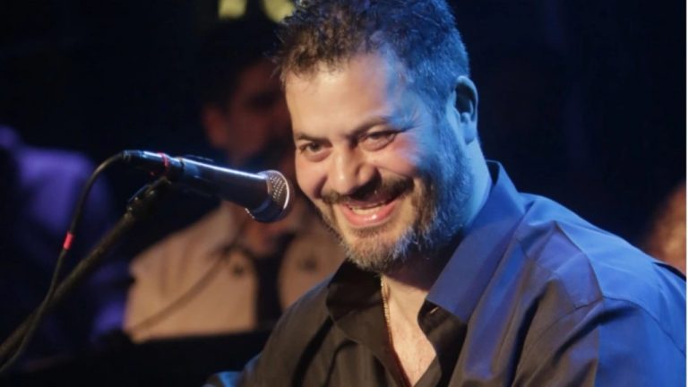 Μανώλης Κονταρός: «Πριν 13 χρόνια δούλευα σε αυτό το μαγαζί όταν έπαθα το τροχαίο που με σημάδεψε»