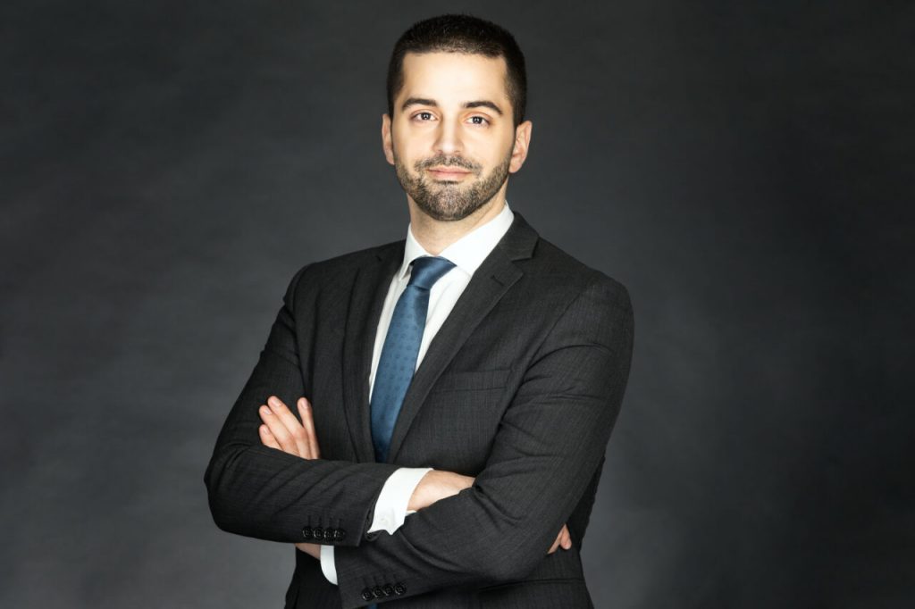 Η ανακρίβεια προκαλεί στο βιογραφικό του ταλαντούχου κύριου Νίκου Θεοδωρόπουλου και μια θέση μούτσου τον περιμένει στο βαπόρι