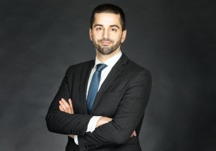 Η ανακρίβεια προκαλεί στο βιογραφικό του ταλαντούχου κύριου Νίκου Θεοδωρόπουλου και μια θέση μούτσου τον περιμένει στο βαπόρι