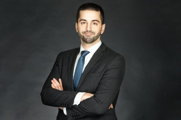 Η ανακρίβεια προκαλεί στο βιογραφικό του ταλαντούχου κύριου Νίκου Θεοδωρόπουλου και μια θέση μούτσου τον περιμένει στο βαπόρι