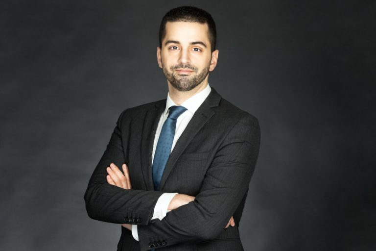 Η ανακρίβεια προκαλεί στο βιογραφικό του ταλαντούχου κύριου Νίκου Θεοδωρόπουλου και μια θέση μούτσου τον περιμένει στο βαπόρι