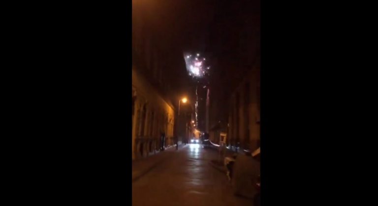 Πυροτεχνήματα στις 3 το πρωί έξω από το ξενοδοχείο του Ολυμπιακού (vid)